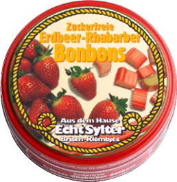 Runde rote Dose mit zuckerfreien „Echt Sylter“-Erdbeer-Rhabarber-Bonbons, mit Erdbeer- und Rhabarber-Abbildungen auf dem Deckel und einem deutschen Text zur Produktbeschreibung.