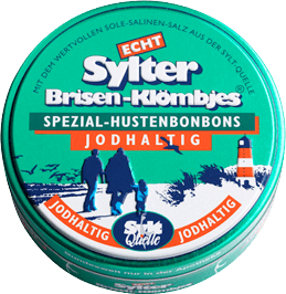 Eine runde türkisfarbene Dose mit Echt Sylter Brisen-Klömbjes Spezial-Hustenbonbons mit Jod. Auf dem Deckel sind Menschensilhouetten, ein Leuchtturm und ein deutscher Text mit einer Produktbeschreibung abgebildet.