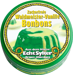 Eine runde grüne Dose mit der Aufschrift „Zuckerfreie Waldmeister-Vanille-Bonbons“ mit einem Bild von grünen und weißen Bonbons und dem Text „Aus dem Hause Echt Sylter Brisen-Klömbjes“ auf der Unterseite.