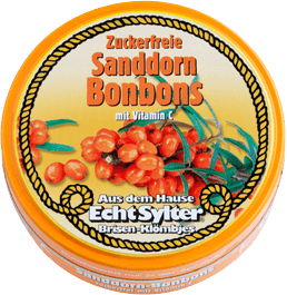 Eine runde orangefarbene Dose mit zuckerfreien Sanddornbonbons, beschriftet mit „Sanddornbonbons mit Vitamin C“, mit einem Bild von Sanddornbeeren und -blättern auf dem Deckel.
